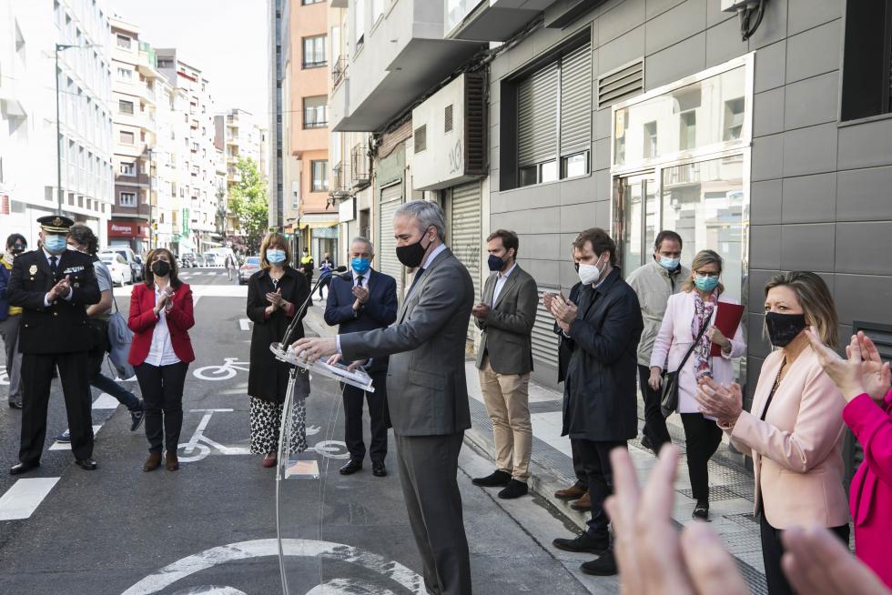 Una placa en recuerdo de Manuel Giménez Abad, en la calle Cortes de Aragón 9 de Zaragoza