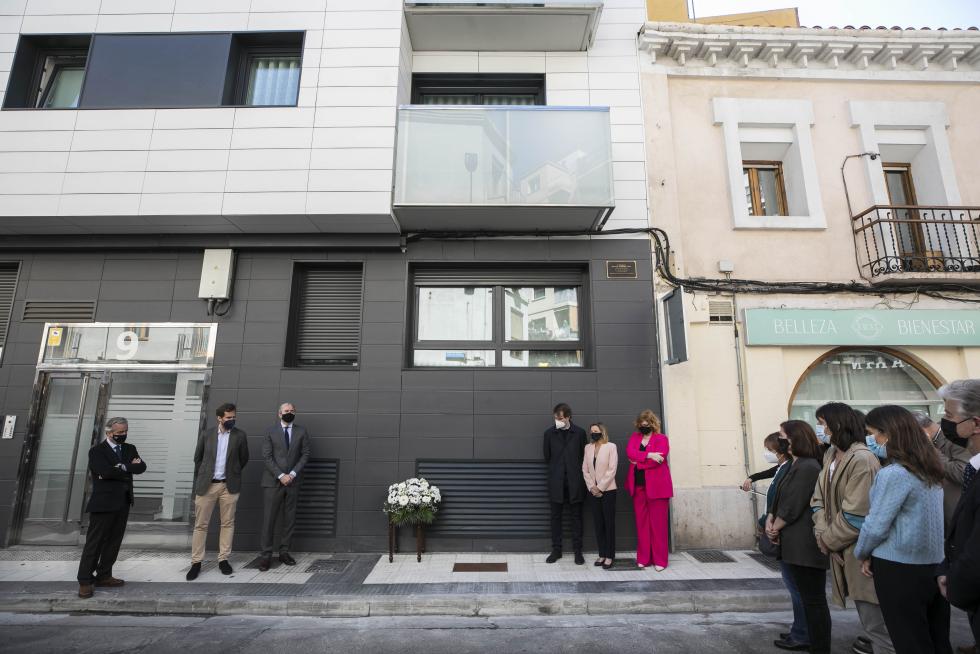 Una placa en recuerdo de Manuel Giménez Abad, en la calle Cortes de Aragón 9 de Zaragoza