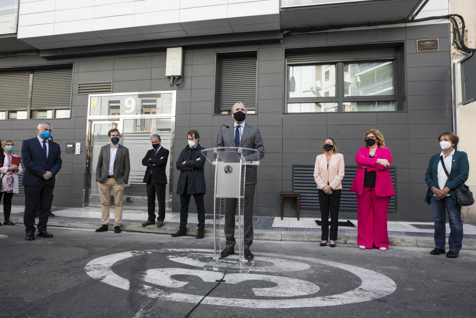Una placa en recuerdo de Manuel Giménez Abad, en la calle Cortes de Aragón 9 de Zaragoza