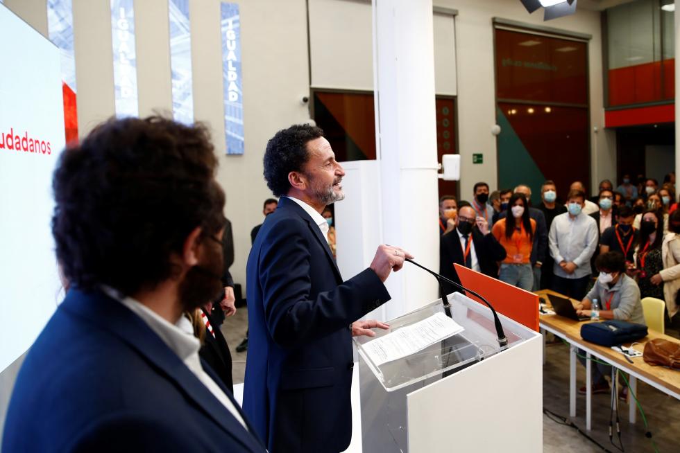 El candidato de Ciudadanos a la presidencia de la Comunidad de Madrid, Edmundo Bal, se dispone a ofrecer una rueda de prensa en la sede de su formación