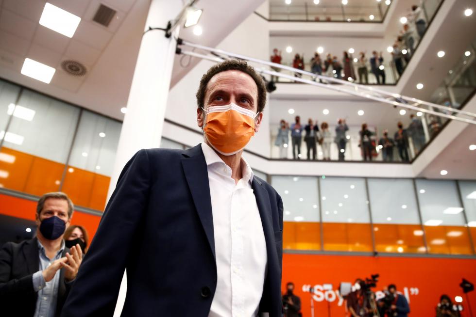 El candidato de Ciudadanos a la presidencia de la Comunidad de Madrid, Edmundo Bal, se dispone a ofrecer una rueda de prensa en la sede de su formación