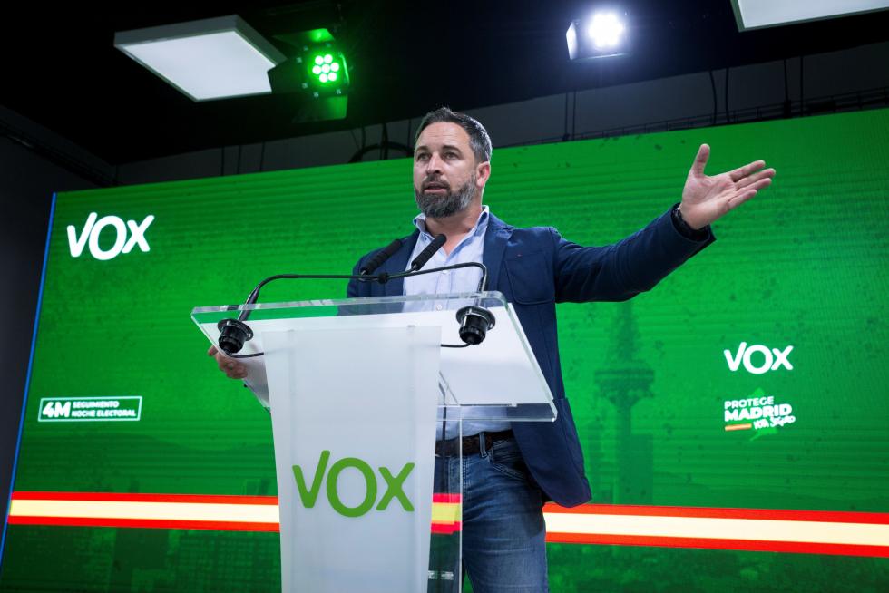 El presidente de Vox, Santiago Abascal, acompañado por la candidata de su formación a la presidencia de la Comunidad de Madrid, Rocio Monasterio