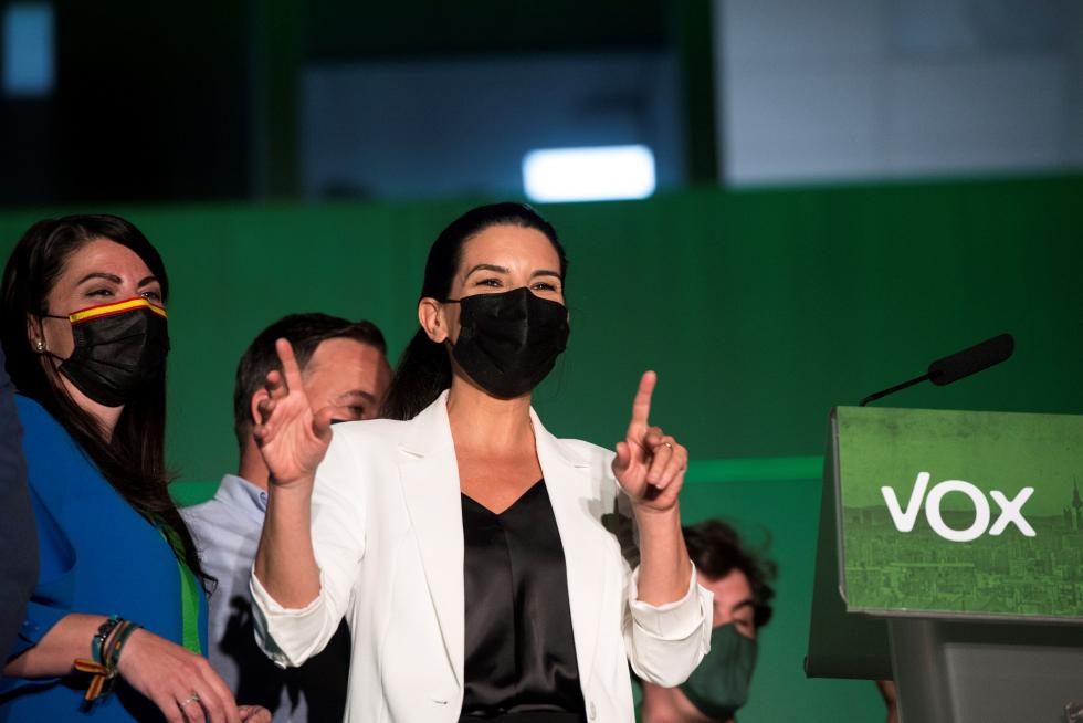El presidente de Vox, Santiago Abascal, acompañado por la candidata de su formación a la presidencia de la Comunidad de Madrid, Rocio Monasterio,