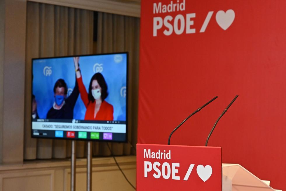 Isabel Díaz Ayuso, en una televisión en la sede del PSOE