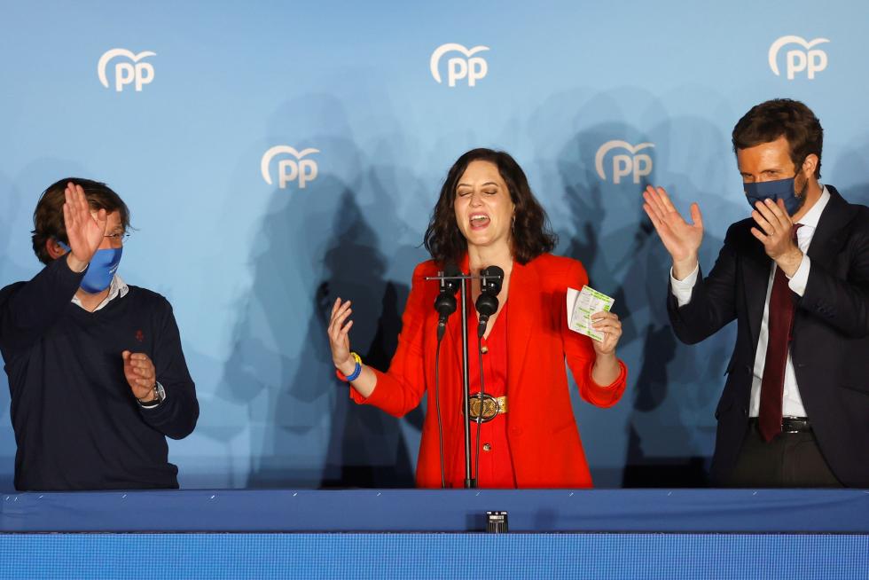 Isabel Díaz Ayuso y Pablo Casado en el balcón de la sede del PP en la calle Génova