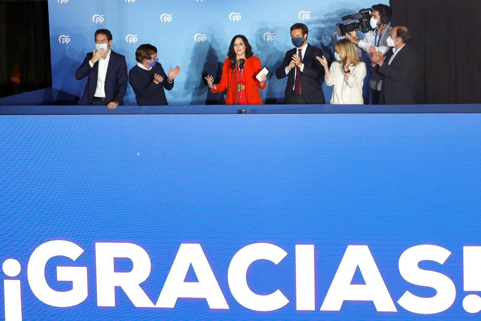 Isabel Díaz Ayuso y Pablo Casado en el balcón de la sede del PP en la calle Génova