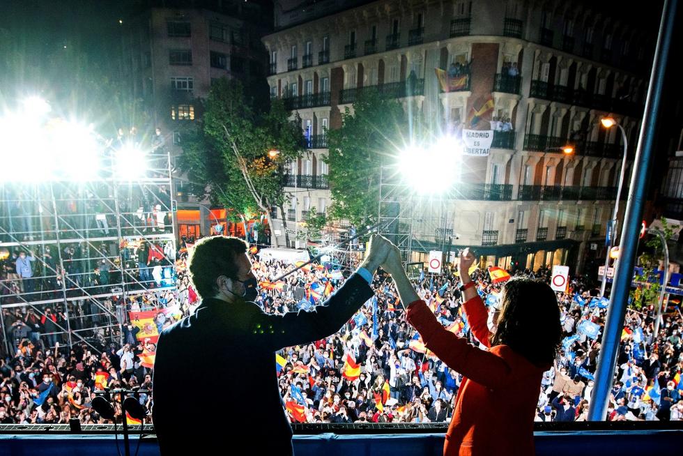 Isabel Díaz Ayuso y Pablo Casado en el balcón de la sede del PP en la calle Génova