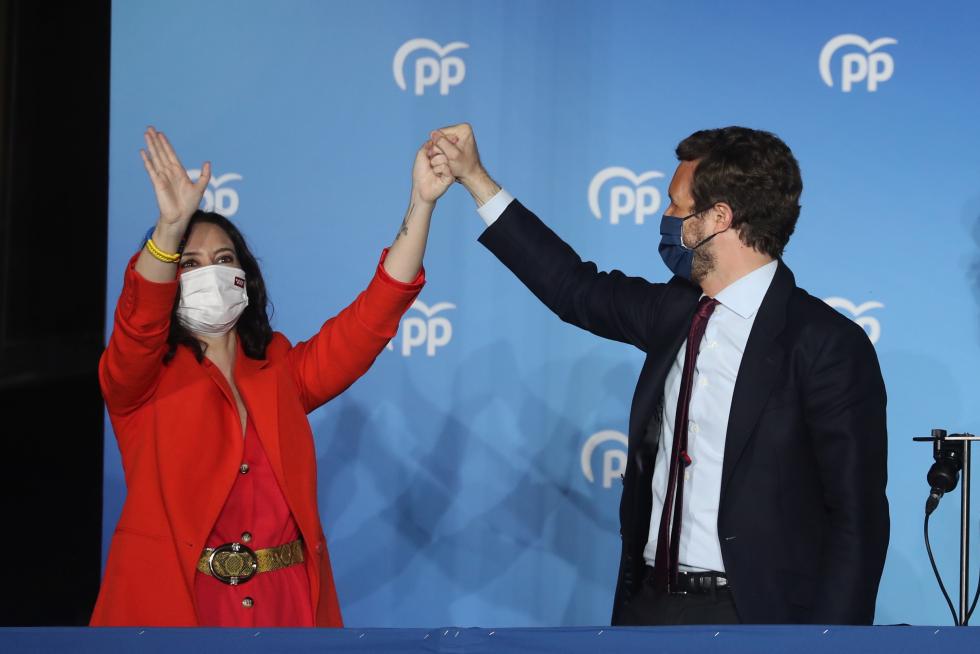 Isabel Díaz Ayuso y Pablo Casado en el balcón de la sede del PP en la calle Génova