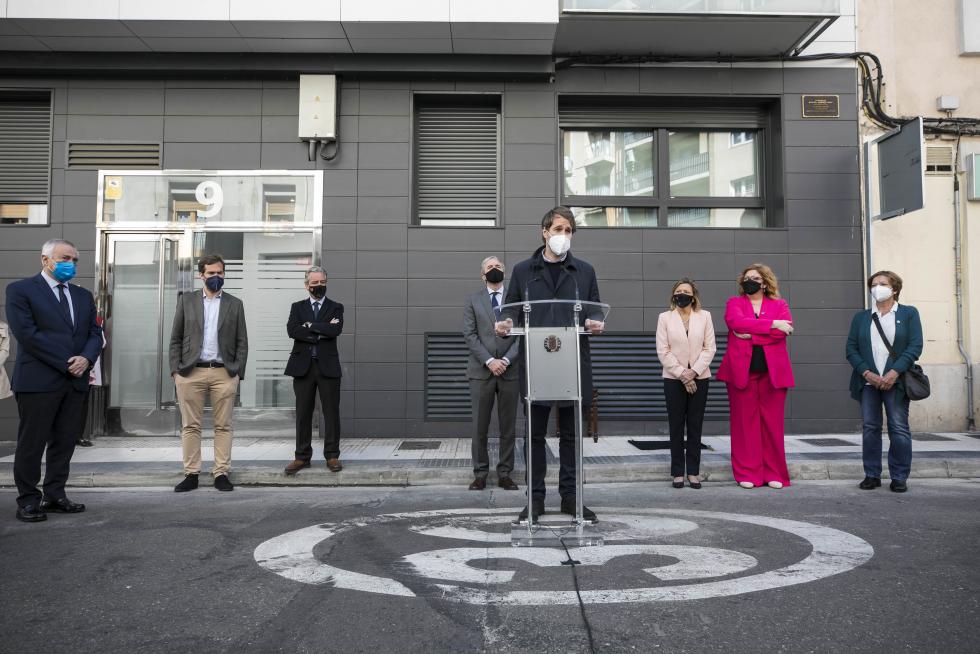 Una placa en recuerdo de Manuel Giménez Abad, en la calle Cortes de Aragón 9 de Zaragoza