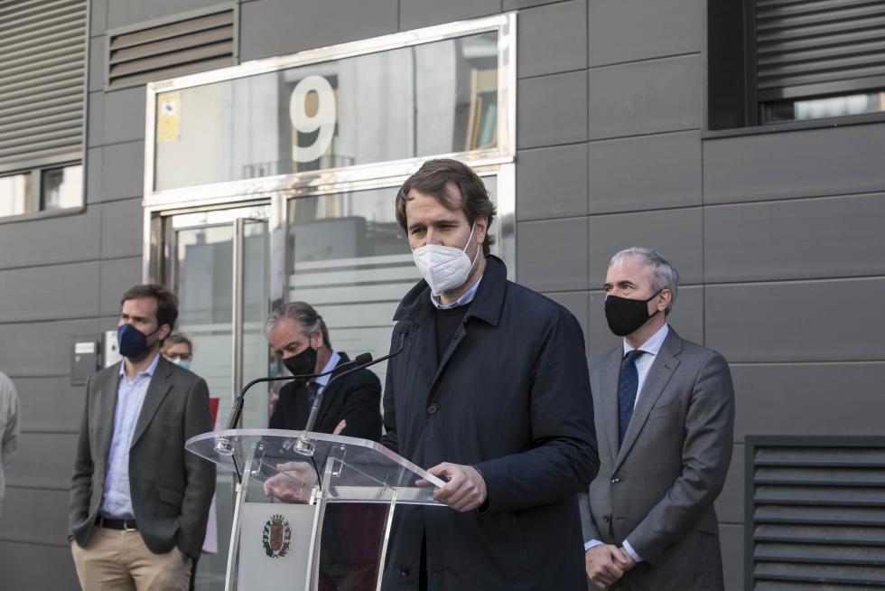Una placa en recuerdo de Manuel Giménez Abad, en la calle Cortes de Aragón 9 de Zaragoza