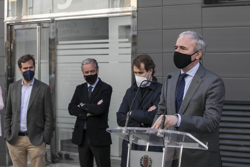Una placa en recuerdo de Manuel Giménez Abad, en la calle Cortes de Aragón 9 de Zaragoza
