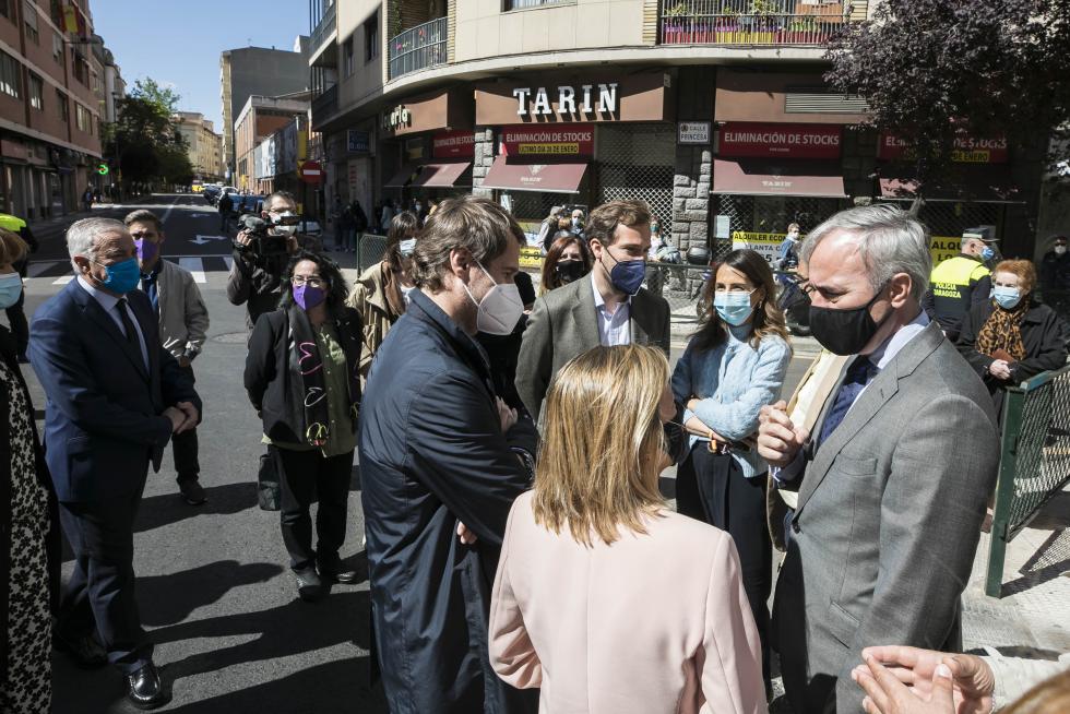Una placa en recuerdo de Manuel Giménez Abad, en la calle Cortes de Aragón 9 de Zaragoza