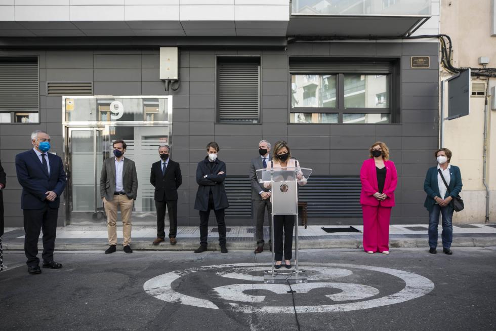 Una placa en recuerdo de Manuel Giménez Abad, en la calle Cortes de Aragón 9 de Zaragoza
