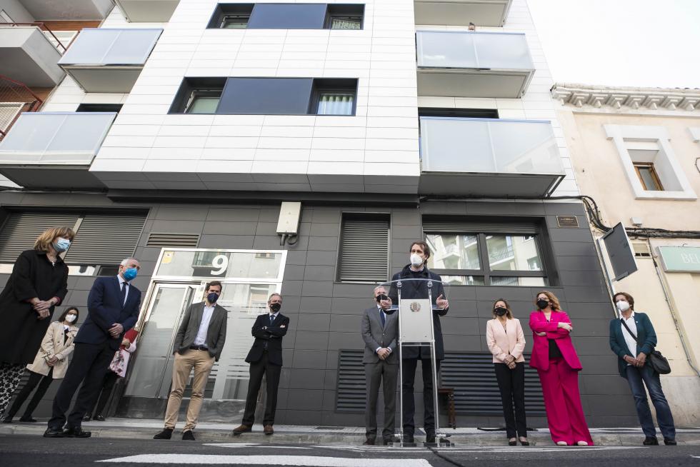 Una placa en recuerdo de Manuel Giménez Abad, en la calle Cortes de Aragón 9 de Zaragoza