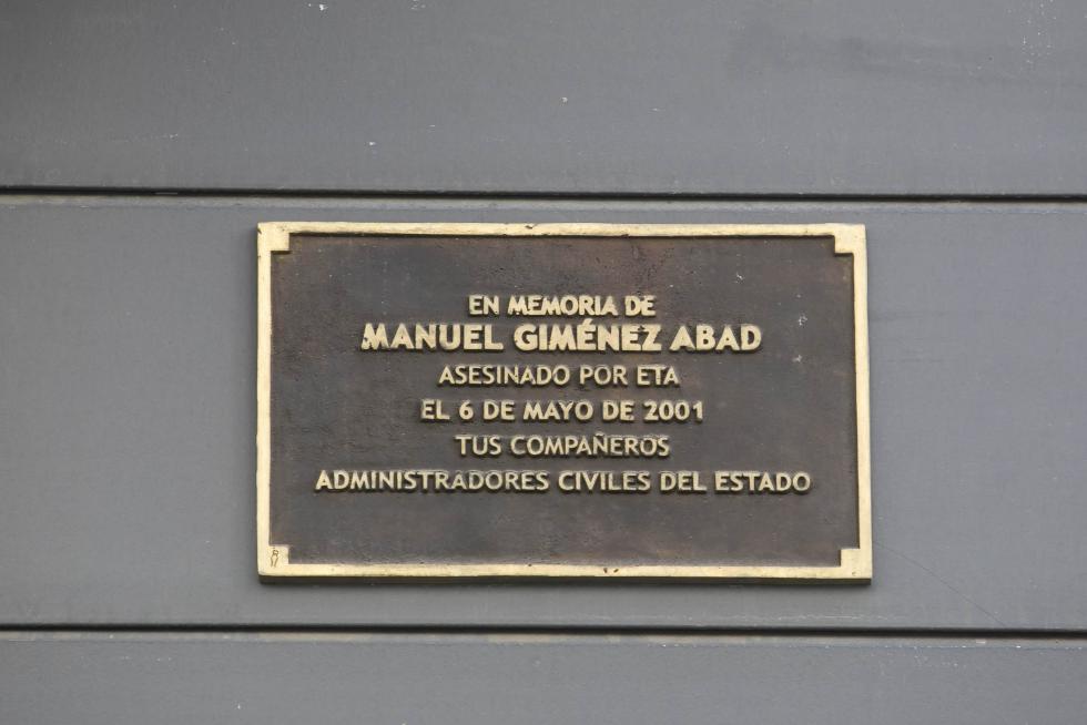 Una placa en recuerdo de Manuel Giménez Abad, en la calle Cortes de Aragón 9 de Zaragoza