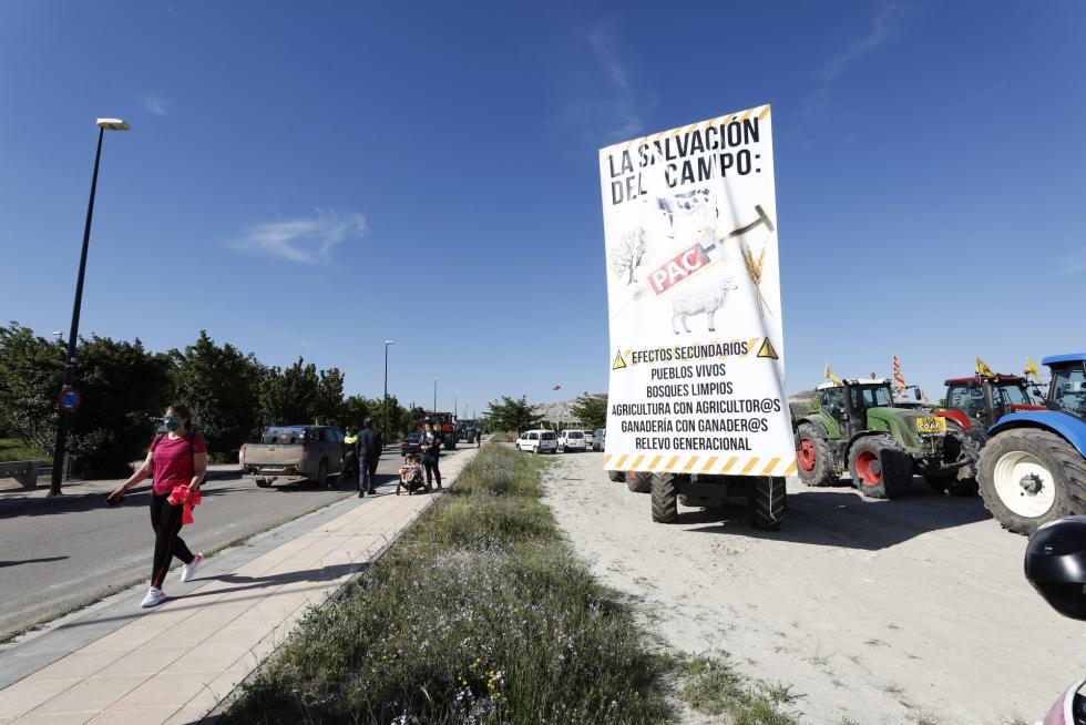 Tractorada convocada por UAGA en defensa de la PAC por las calles de Zaragoza, este jueves, 6 de mayo.