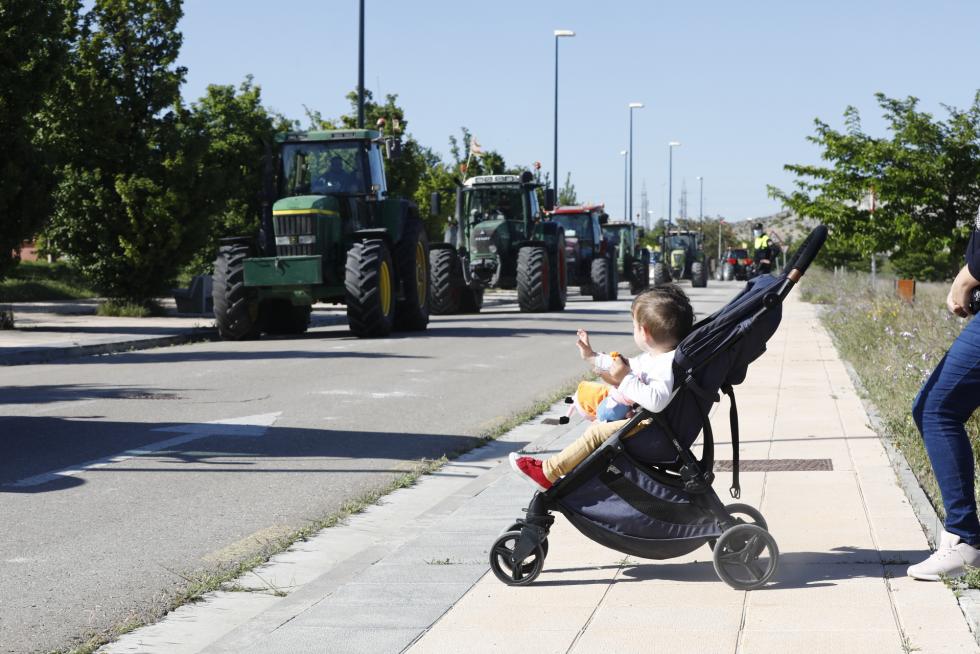 Tractorada convocada por UAGA en defensa de la PAC por las calles de Zaragoza, este jueves, 6 de mayo.