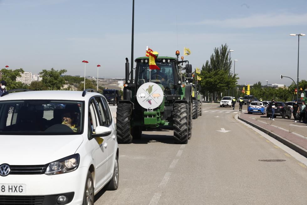 Tractorada convocada por UAGA en defensa de la PAC por las calles de Zaragoza, este jueves, 6 de mayo.