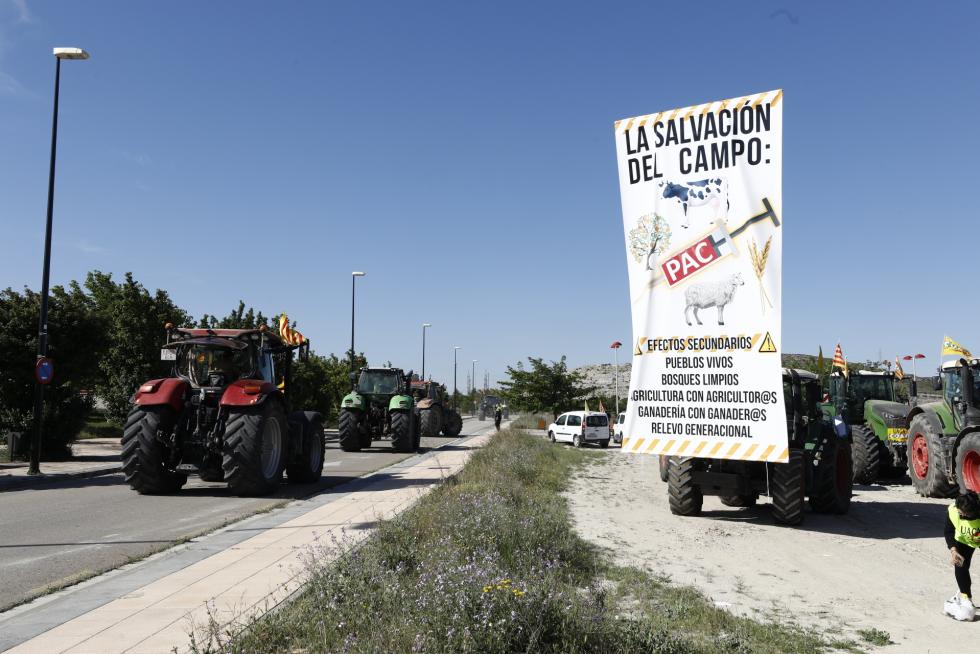 Tractorada convocada por UAGA en defensa de la PAC por las calles de Zaragoza, este jueves, 6 de mayo.