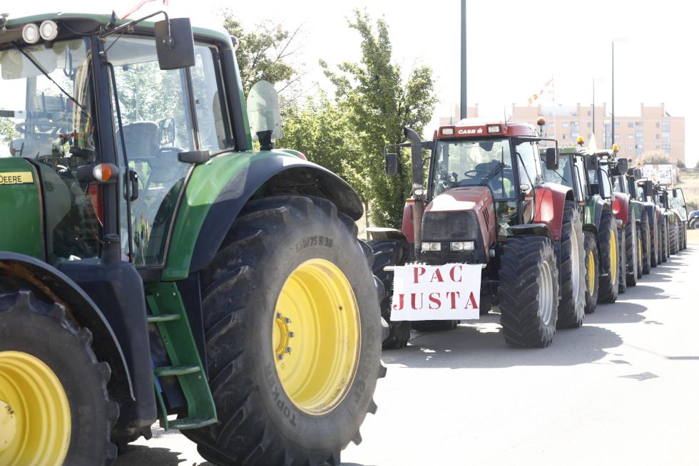 Tractorada convocada por UAGA en defensa de la PAC por las calles de Zaragoza, este jueves, 6 de mayo.