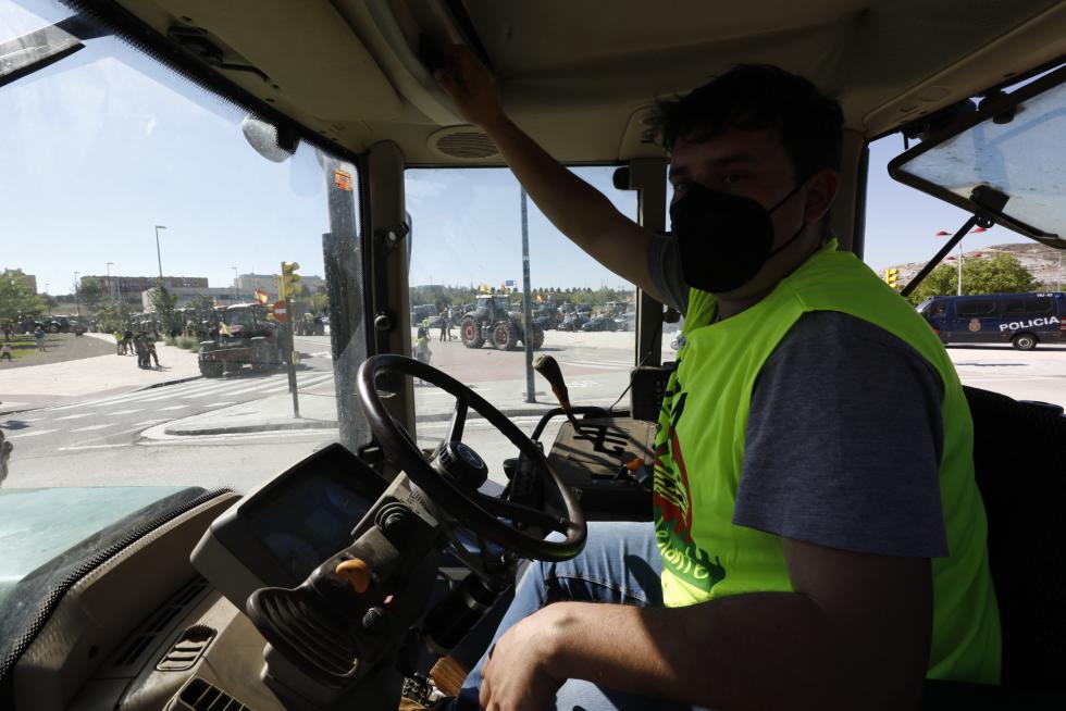 Tractorada convocada por UAGA en defensa de la PAC por las calles de Zaragoza, este jueves, 6 de mayo.