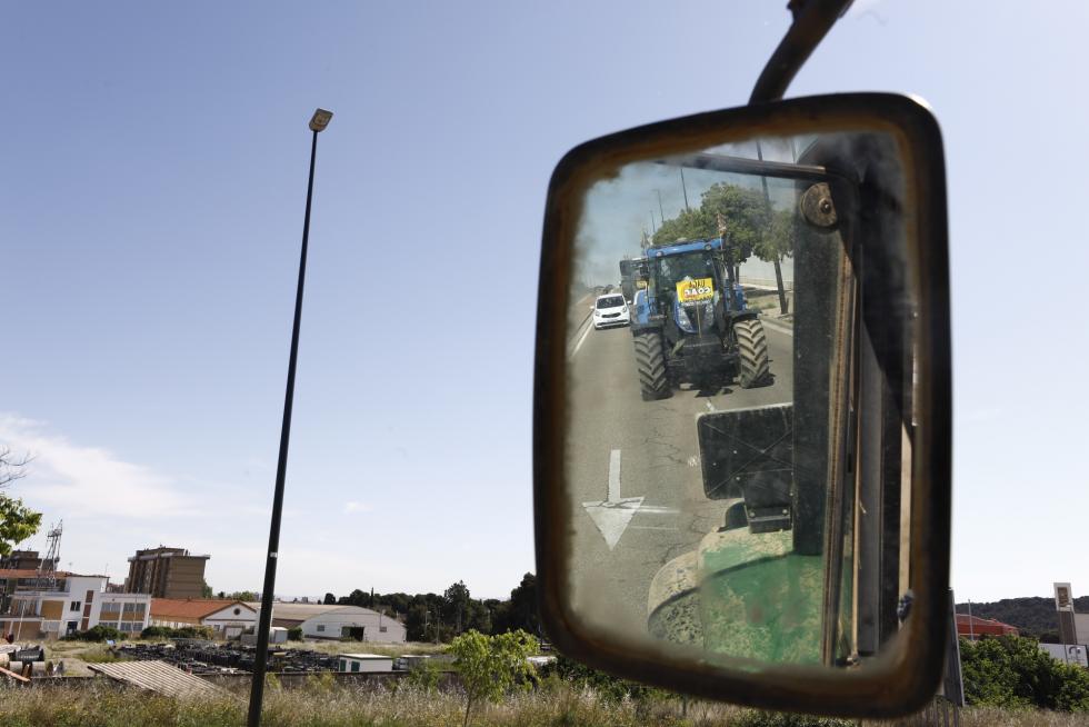 Tractorada convocada por UAGA en defensa de la PAC por las calles de Zaragoza, este jueves, 6 de mayo.
