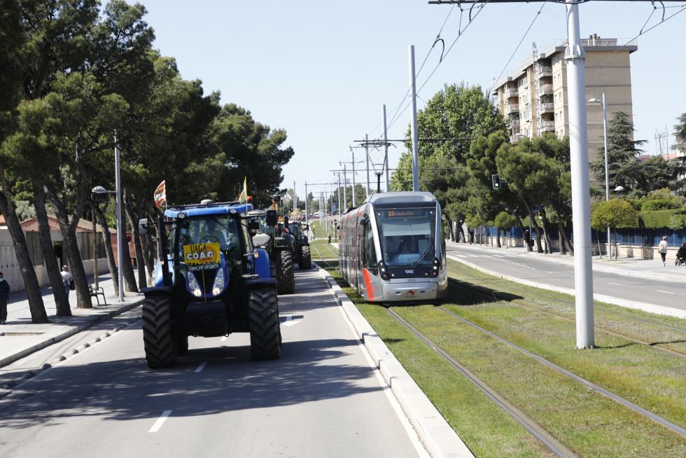 Tractorada convocada por UAGA en defensa de la PAC por las calles de Zaragoza, este jueves, 6 de mayo.