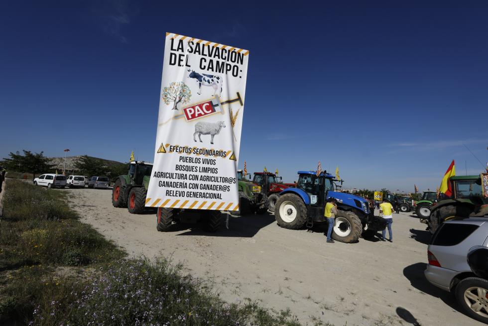 Tractorada convocada por UAGA en defensa de la PAC por las calles de Zaragoza, este jueves, 6 de mayo.