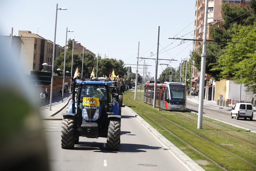 Tractorada convocada por UAGA en defensa de la PAC por las calles de Zaragoza, este jueves, 6 de mayo.