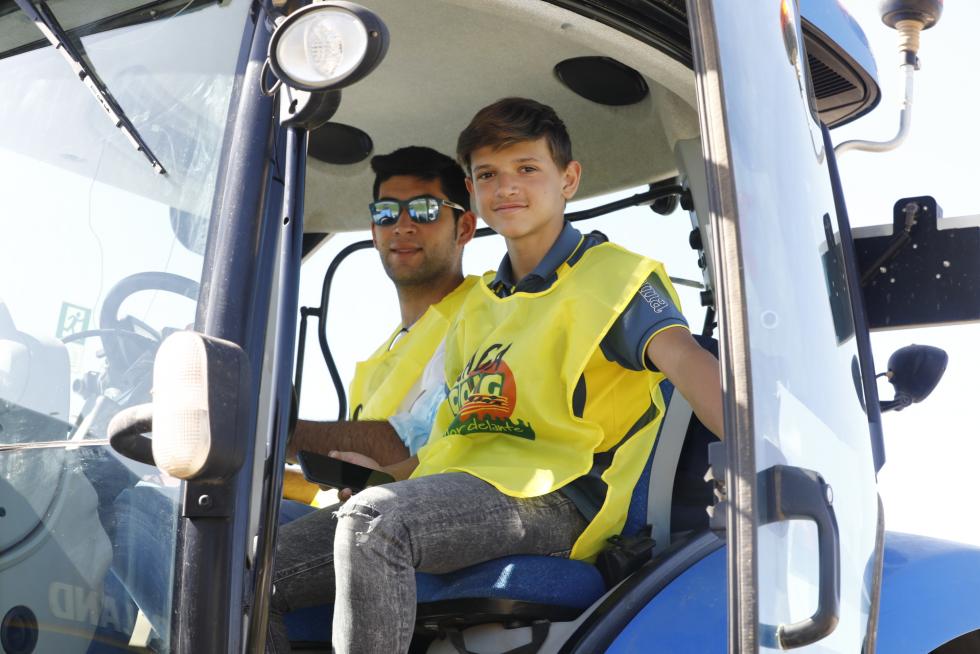 Tractorada convocada por UAGA en defensa de la PAC por las calles de Zaragoza, este jueves, 6 de mayo.