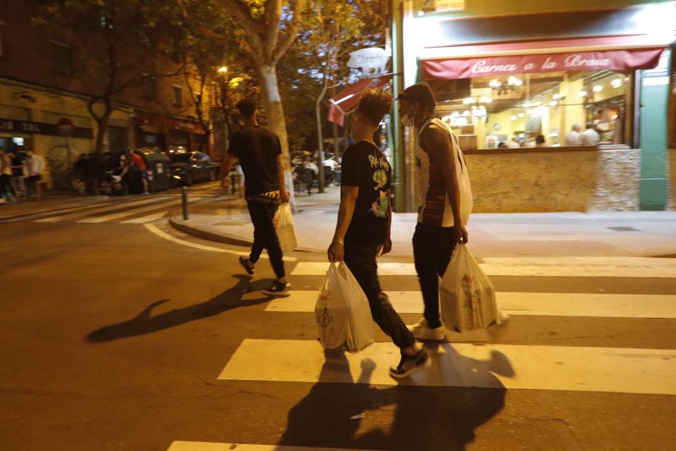 Ambiente en la primera noche sin toque de queda en seis meses.