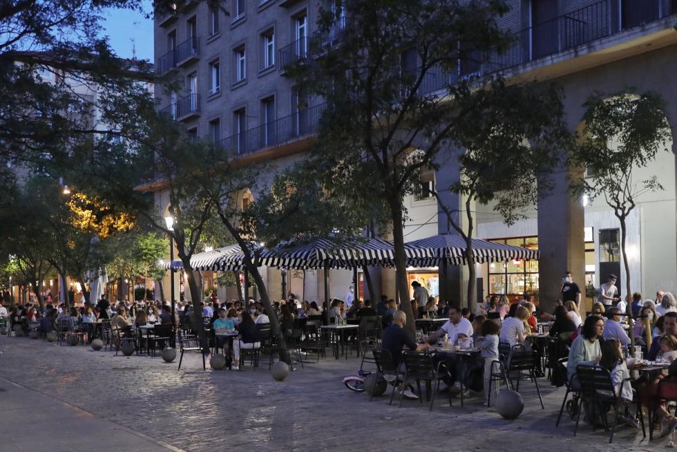 Ambiente en la primera noche sin toque de queda en seis meses.