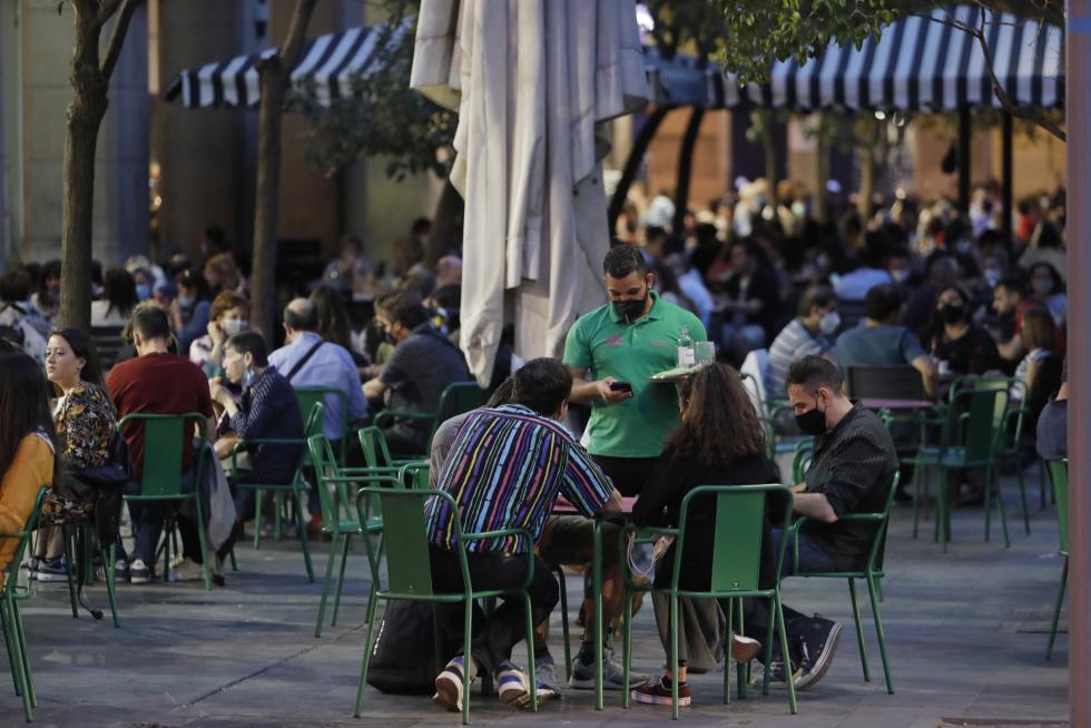 Ambiente en la primera noche sin toque de queda en seis meses.