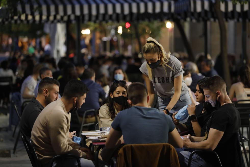 Ambiente en la primera noche sin toque de queda en seis meses.