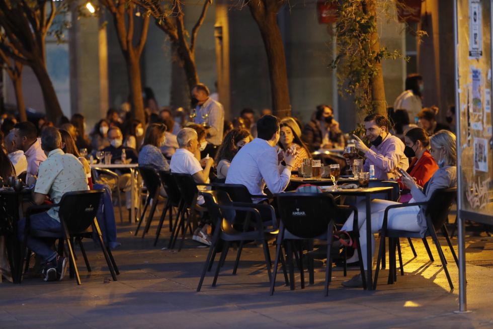 Ambiente en la primera noche sin toque de queda en seis meses.
