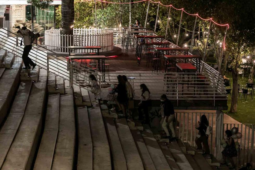 Ambiente en Zaragoza en la noche en la que ha finalizado el estado de alarma en España