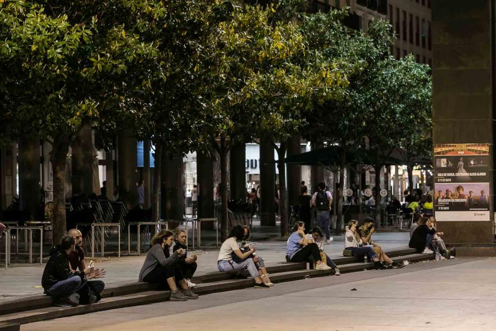 Ambiente en Zaragoza en la noche en la que ha finalizado el estado de alarma en España