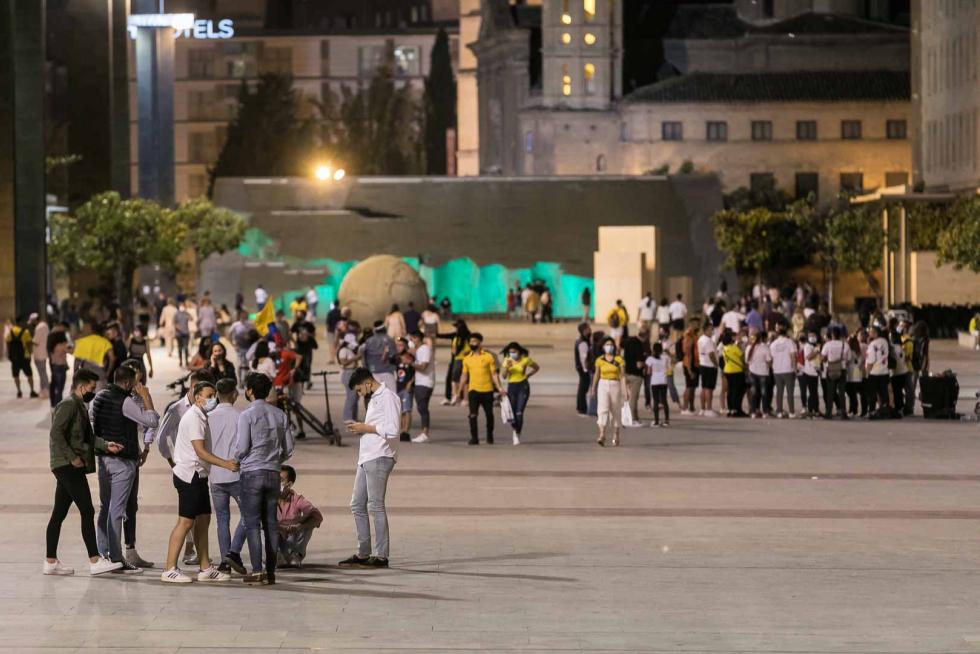 Ambiente en Zaragoza en la noche en la que ha finalizado el estado de alarma en España