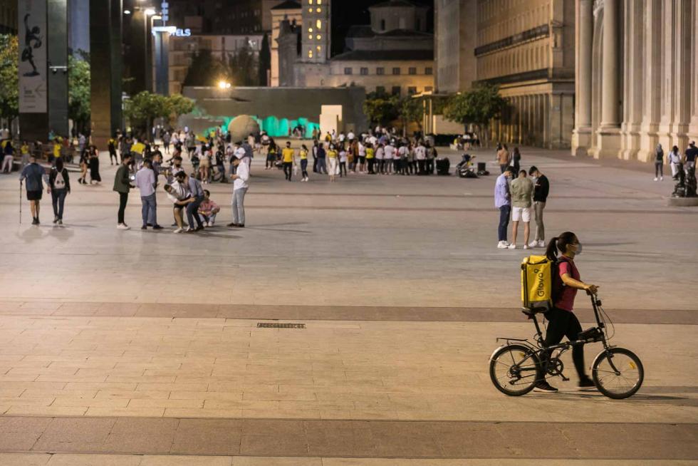 Ambiente en Zaragoza en la noche en la que ha finalizado el estado de alarma en España