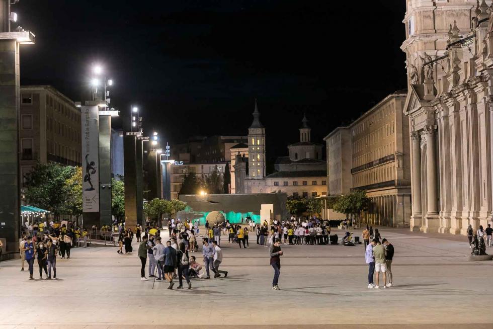 Ambiente en Zaragoza en la noche en la que ha finalizado el estado de alarma en España