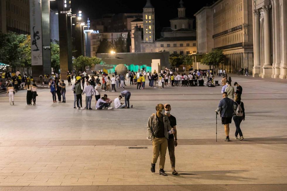 Ambiente en Zaragoza en la noche en la que ha finalizado el estado de alarma en España