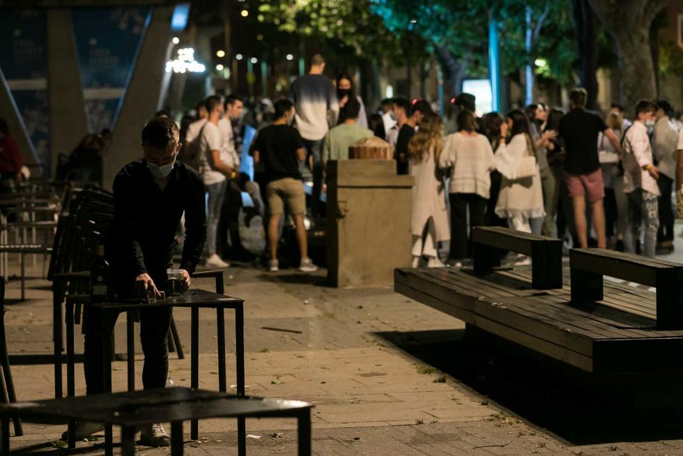 Ambiente en Zaragoza en la noche en la que ha finalizado el estado de alarma en España