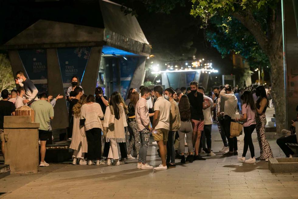 Ambiente en Zaragoza en la noche en la que ha finalizado el estado de alarma en España