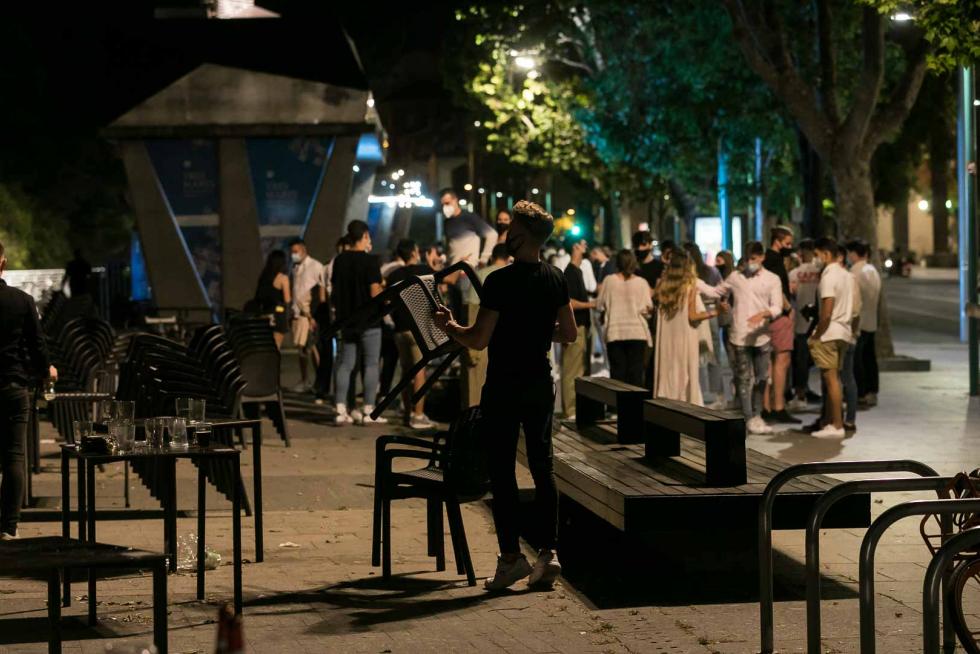 Ambiente en Zaragoza en la noche en la que ha finalizado el estado de alarma en España