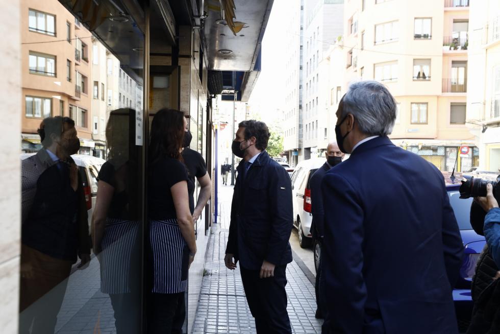 El presidente del Partido Popular, Pablo Casado, ha visitado Zaragoza este viernes, donde depositará un ramo de flores en memoria del presidente del PP de Aragón, Manuel Giménez Abad, asesinado hace 20 años por la banda terrorista ETA. También ha mantenido un encuentro con Jorge Azcón y Luis María Beamonte para visitar posteriormente la Terminal Marítima de Zaragoza.