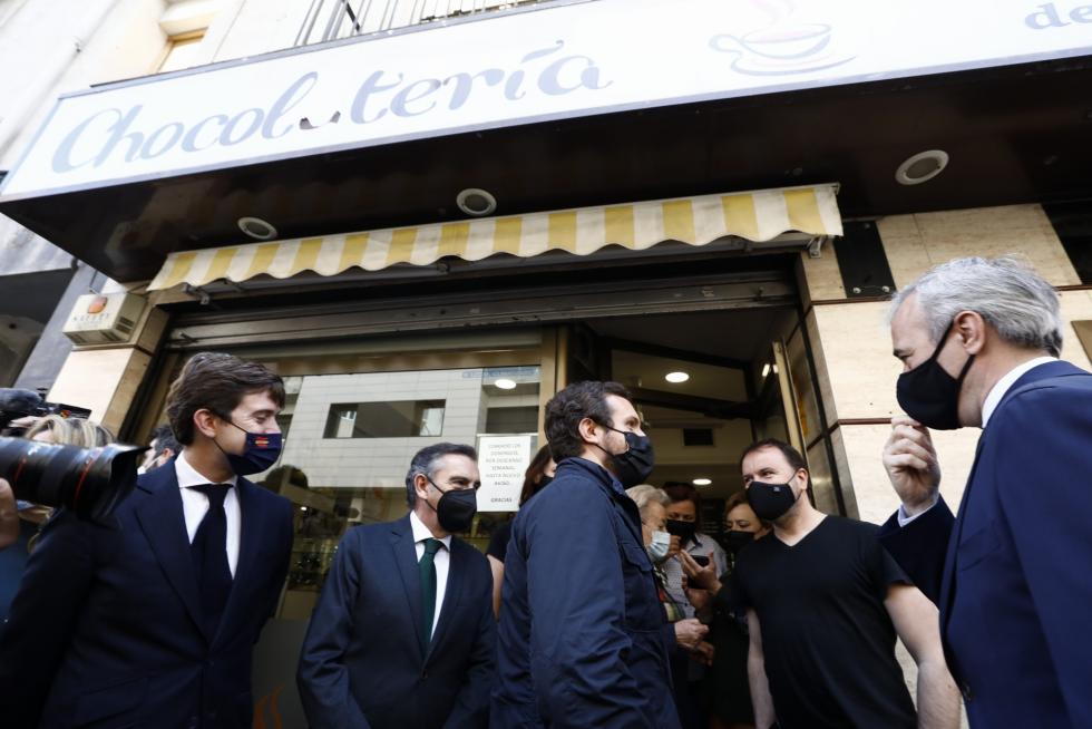El presidente del Partido Popular, Pablo Casado, ha visitado Zaragoza este viernes, donde depositará un ramo de flores en memoria del presidente del PP de Aragón, Manuel Giménez Abad, asesinado hace 20 años por la banda terrorista ETA. También ha mantenido un encuentro con Jorge Azcón y Luis María Beamonte para visitar posteriormente la Terminal Marítima de Zaragoza.