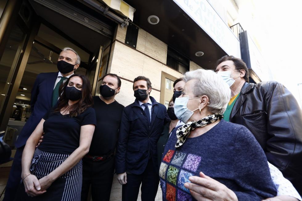 El presidente del Partido Popular, Pablo Casado, ha visitado Zaragoza este viernes, donde depositará un ramo de flores en memoria del presidente del PP de Aragón, Manuel Giménez Abad, asesinado hace 20 años por la banda terrorista ETA. También ha mantenido un encuentro con Jorge Azcón y Luis María Beamonte para visitar posteriormente la Terminal Marítima de Zaragoza.