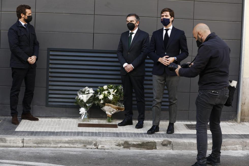 El presidente del Partido Popular, Pablo Casado, ha visitado Zaragoza este viernes, donde depositará un ramo de flores en memoria del presidente del PP de Aragón, Manuel Giménez Abad, asesinado hace 20 años por la banda terrorista ETA. También ha mantenido un encuentro con Jorge Azcón y Luis María Beamonte para visitar posteriormente la Terminal Marítima de Zaragoza.