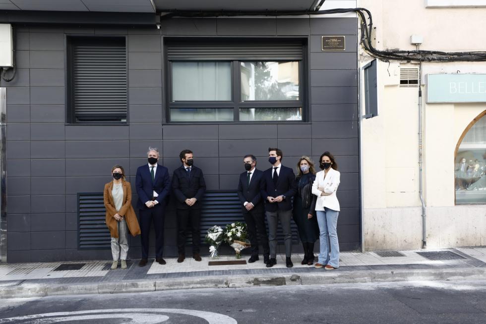 El presidente del Partido Popular, Pablo Casado, ha visitado Zaragoza este viernes, donde depositará un ramo de flores en memoria del presidente del PP de Aragón, Manuel Giménez Abad, asesinado hace 20 años por la banda terrorista ETA. También ha mantenido un encuentro con Jorge Azcón y Luis María Beamonte para visitar posteriormente la Terminal Marítima de Zaragoza.