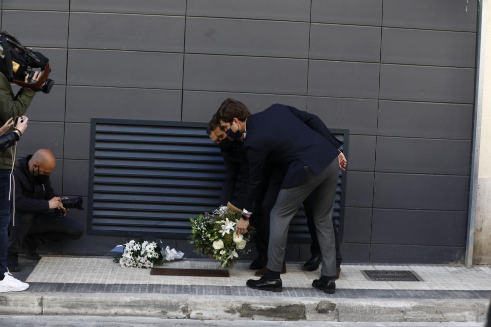 El presidente del Partido Popular, Pablo Casado, ha visitado Zaragoza este viernes, donde depositará un ramo de flores en memoria del presidente del PP de Aragón, Manuel Giménez Abad, asesinado hace 20 años por la banda terrorista ETA. También ha mantenido un encuentro con Jorge Azcón y Luis María Beamonte para visitar posteriormente la Terminal Marítima de Zaragoza.